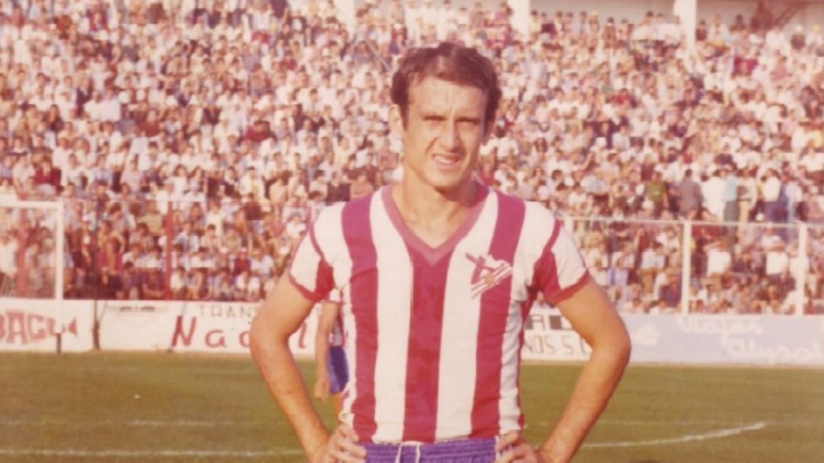 La camiseta que mejor le quedaba a Polo era de color rojiblanco,