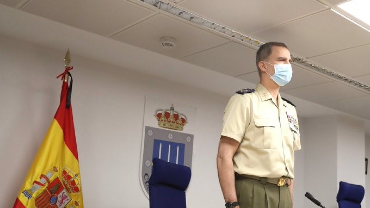 El rey, este sábado, durante el minuto de silencio por las víctimas del Covid-19.