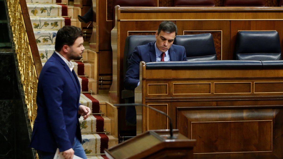 Gabriel Rufián y Pedro Sánchez, en el Congreso de los Diputados.