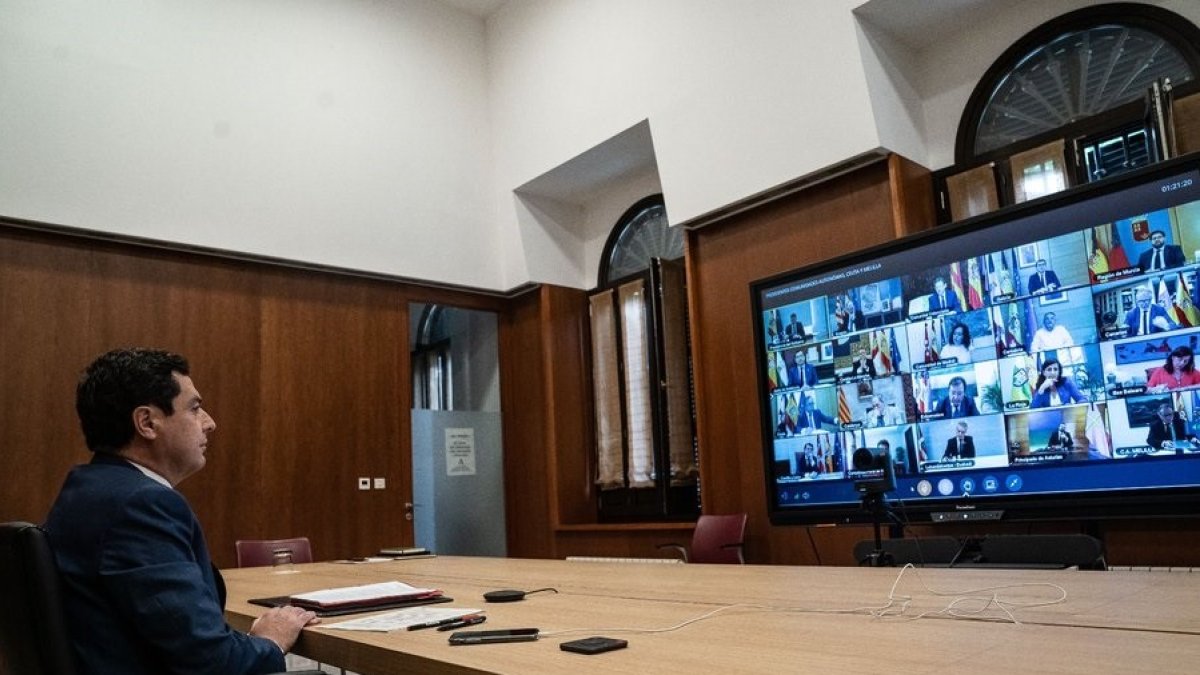 El presidente de la Junta de Andalucía, Juanma Moreno, durante la videoconferencia.