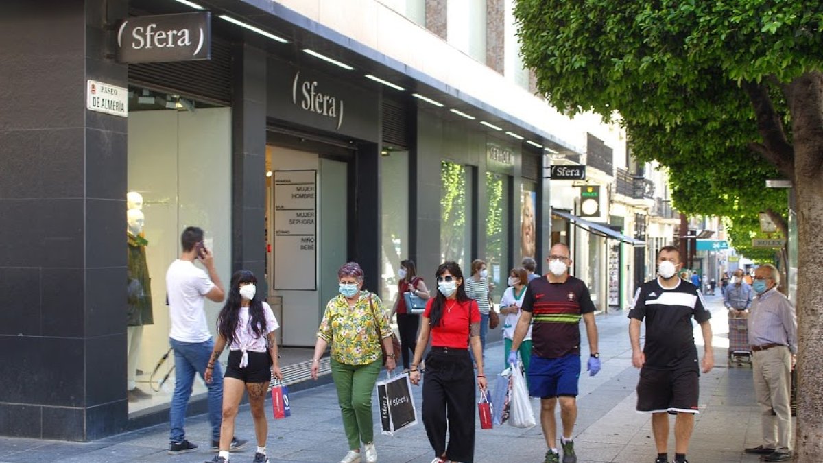 Viandantes con mascarilla en el Paseo de Almería.