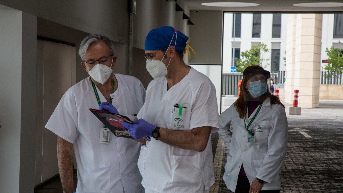 Andalucía registra dos muertes y baja de los 100 hospitalizados, 30 menos en 24h.