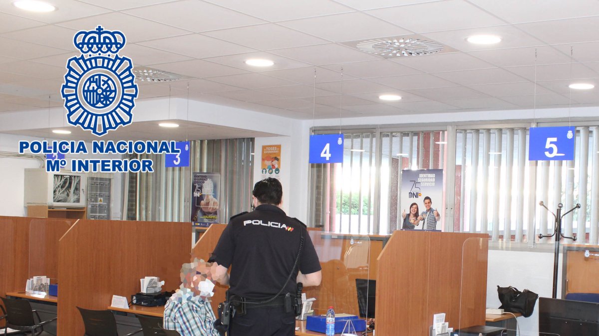 Un ciudadano visita las dependencias policiales para renovar el DNI.