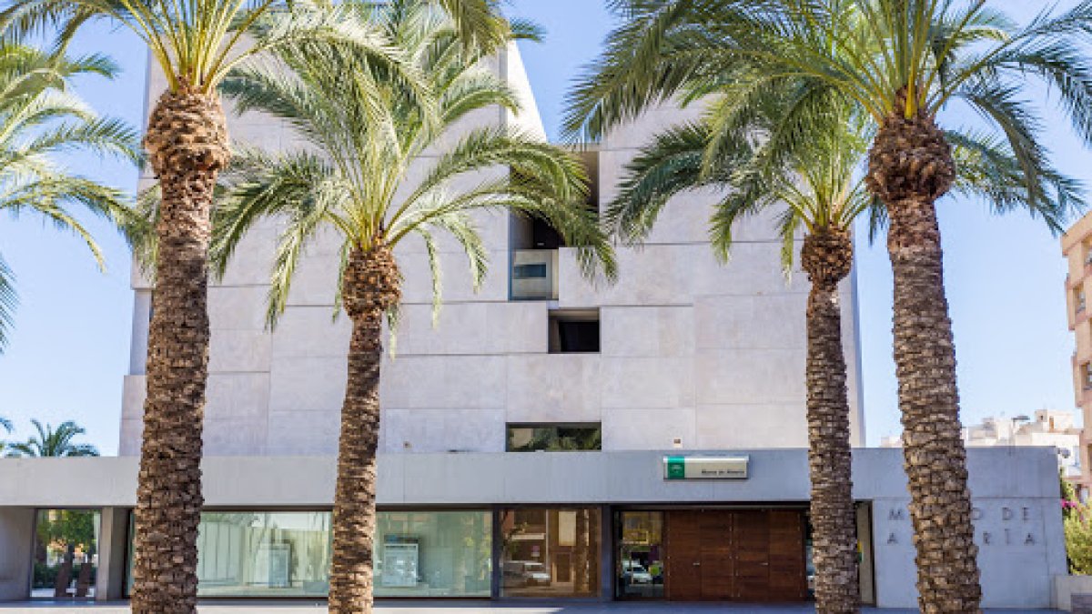 Vista del Museo Arqueológico de Almería tomada desde su plaza.