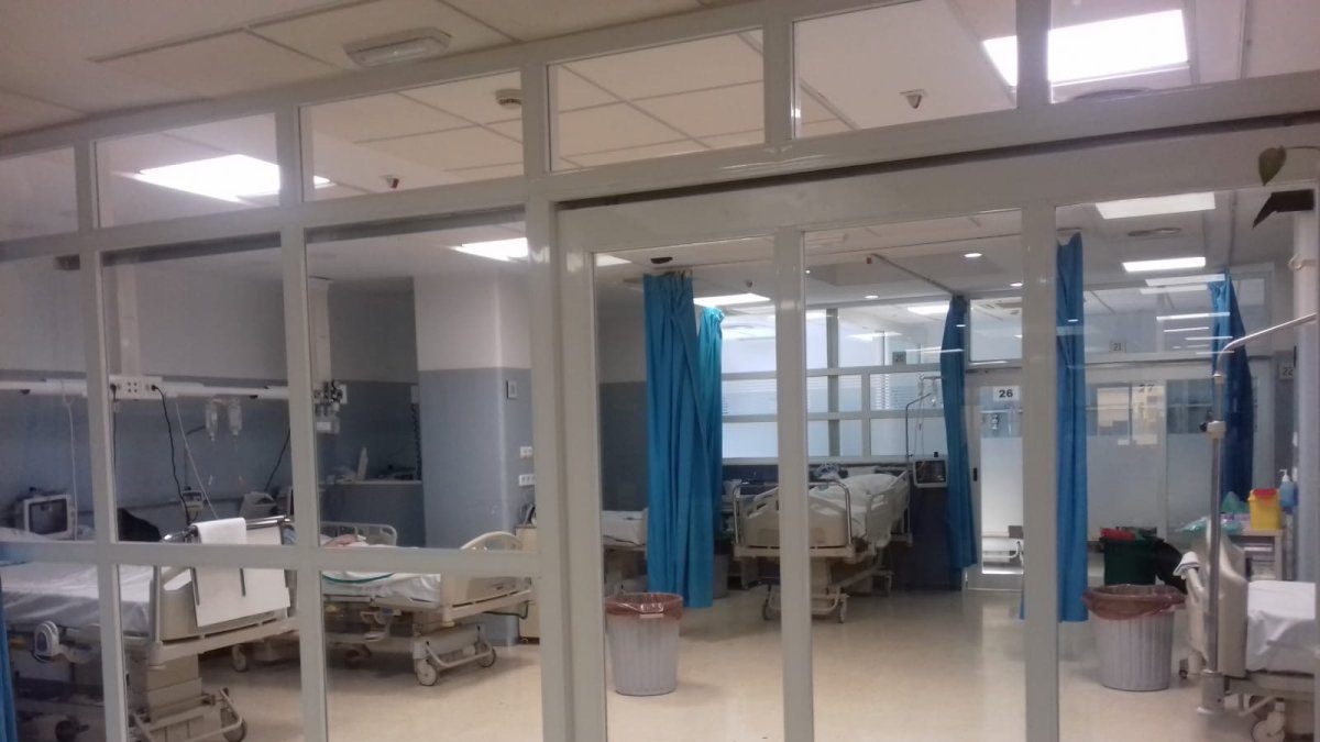 Cristaleras amplias para crear una zona de aislamiento o compartimentación del área de Observación.