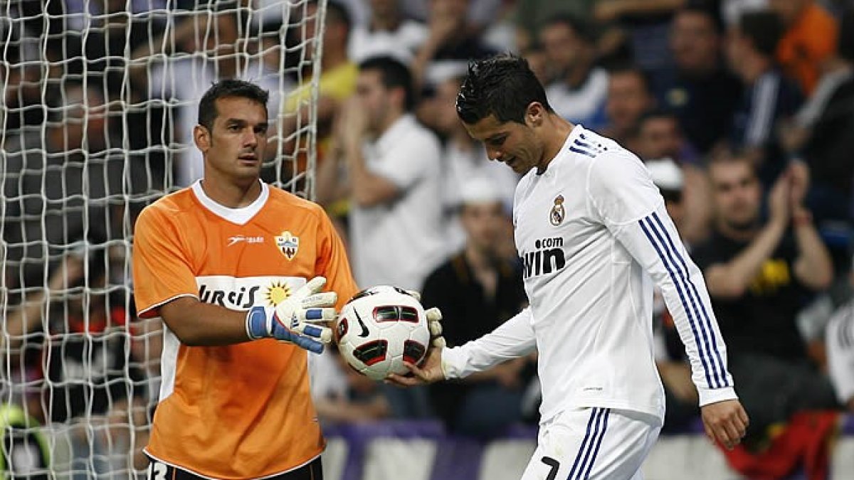 Esteban con Cristiano en un Real Madrid-Almería.