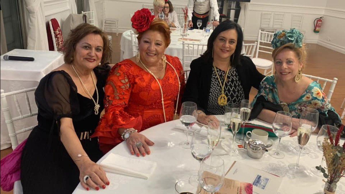 Gema González (segunda por la derecha) en una foto del Facebook de la Hermandad Ntra. Sra. del Rocío de Santander.