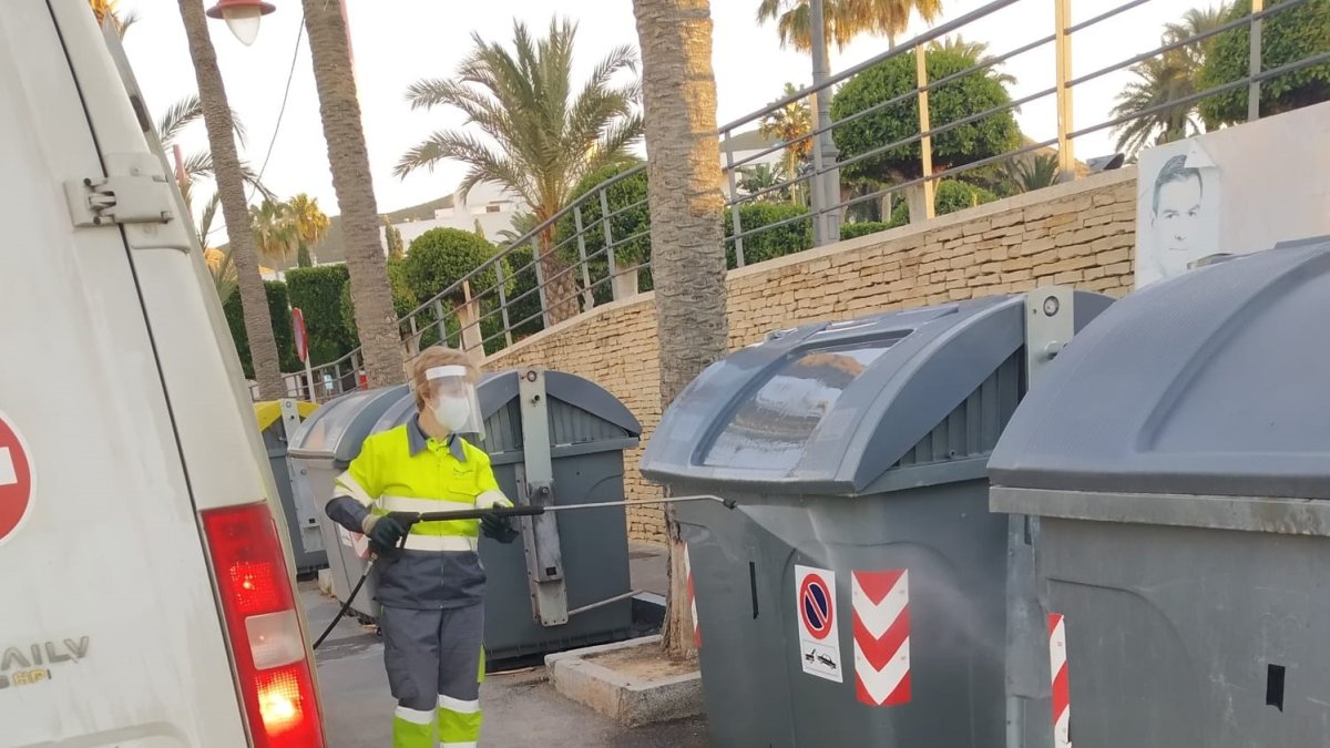 Desinfección de uno de los contenedores.