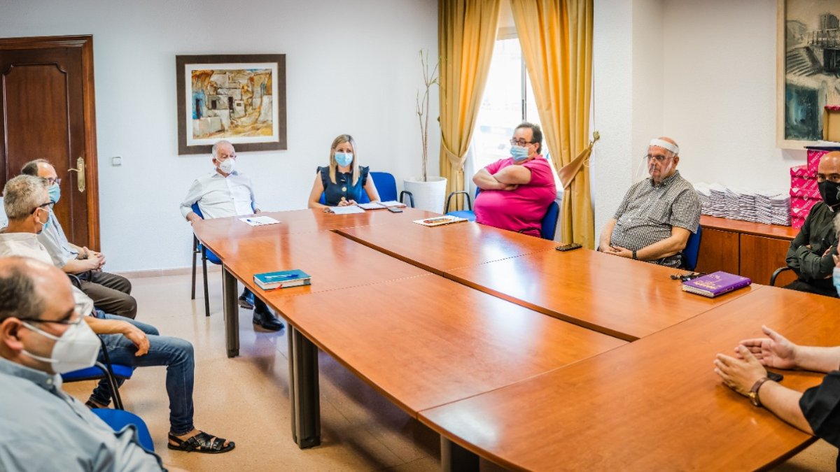 Encuentro entre el alcalde roquetero, acompañado de varios ediles municipales, con los párrocos de los núcleos.