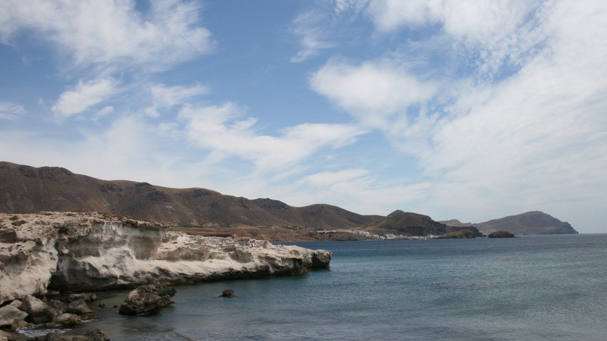 Los Escullos, con La Isleta del Moro al fondo, constituyen uno de los rincones con más encanto de la provincia.