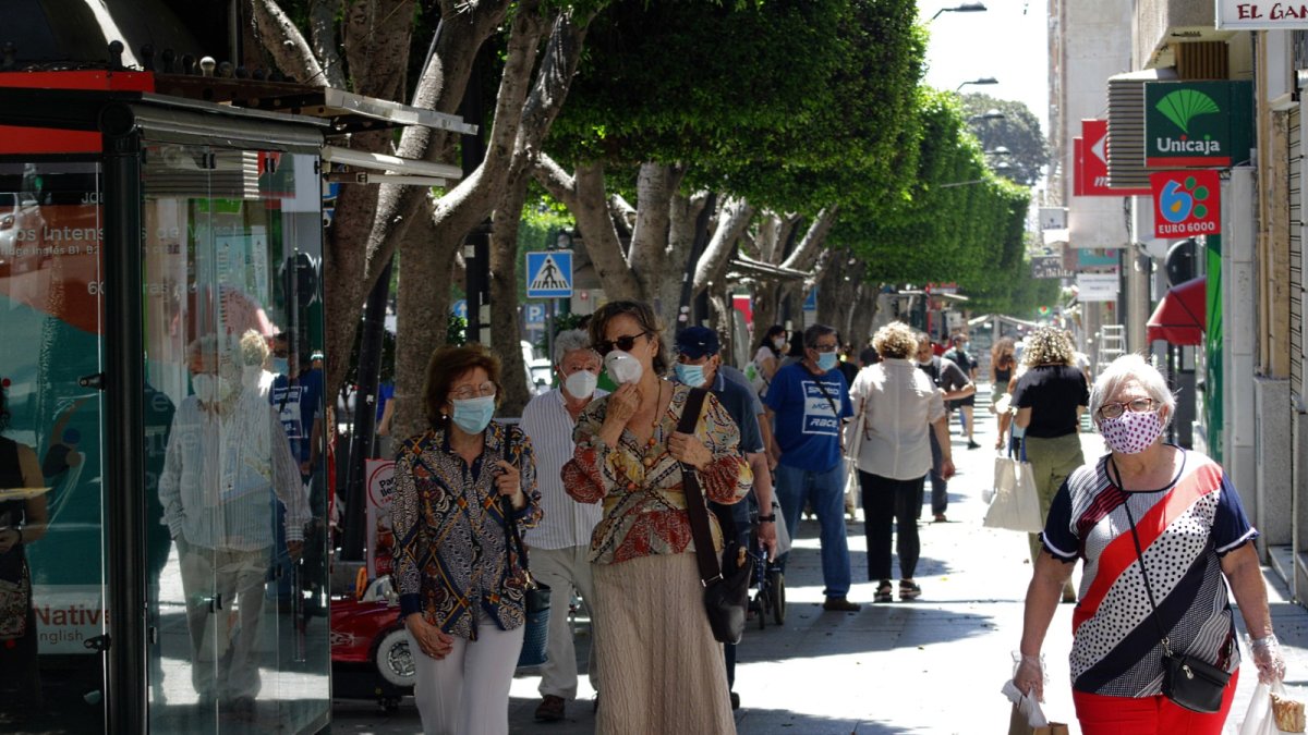 Imagen de viandantes en el Paseo de Almería.