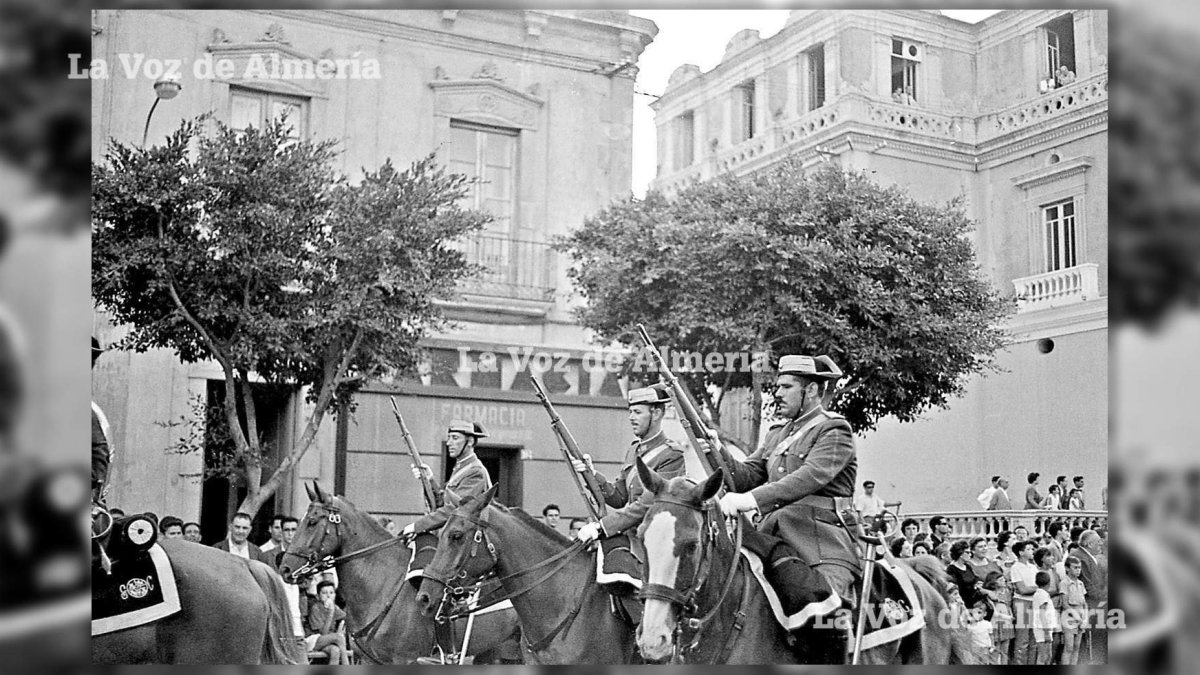 La Guardia Civil a caballo recorriendo el Paseo en el año 1961, a la altura del Teatro Cervantes. Su presencia le daba realce a las procesiones.