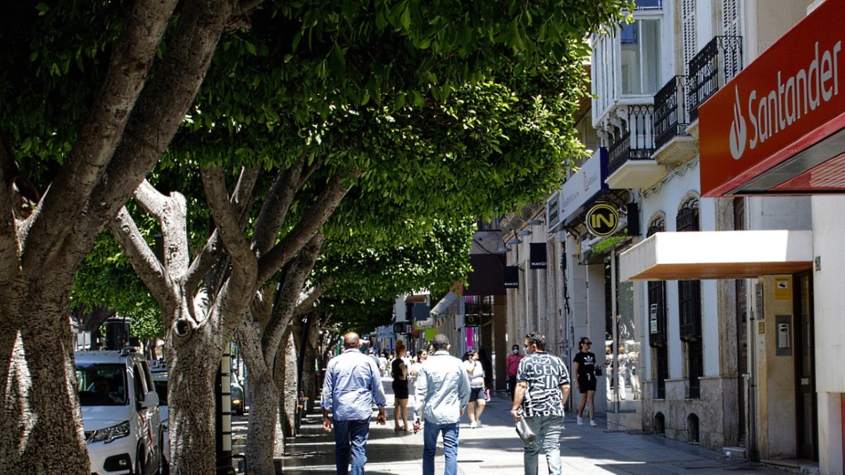 Los hombres de Turki Al-Sheikh por el Paseo de Almería.