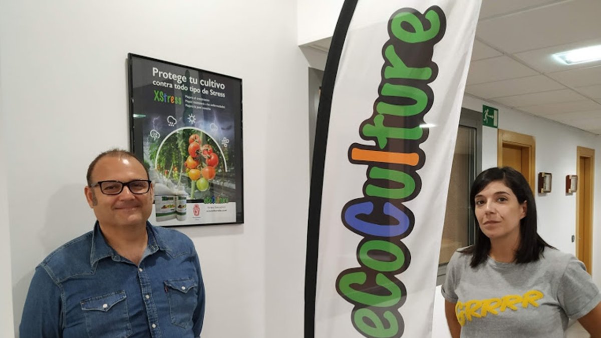 Ángel Ruiz Serna, gerente de Ecoculture Biosciences, y Beatriz Llanos.