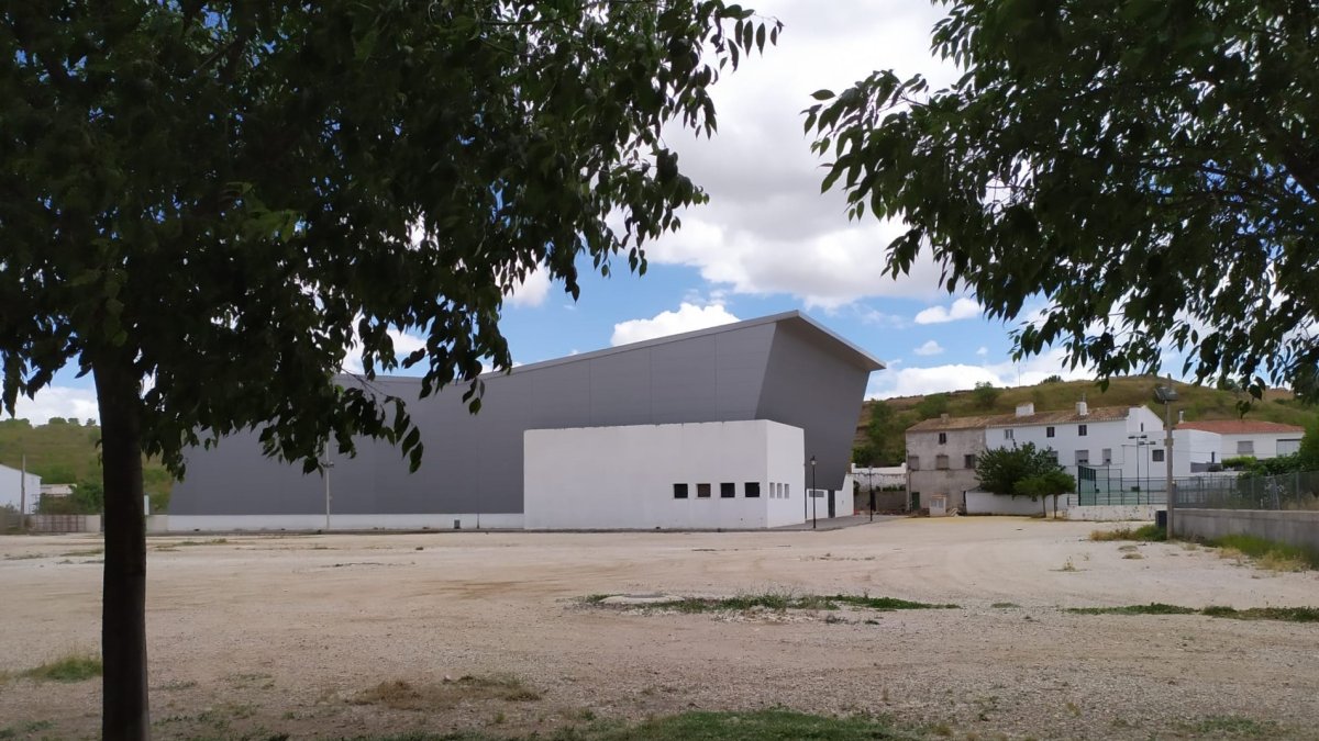 El pabellón deportivo y las pistas de pádel se conectarán con la zona arbolada del sur mediante este proyecto.