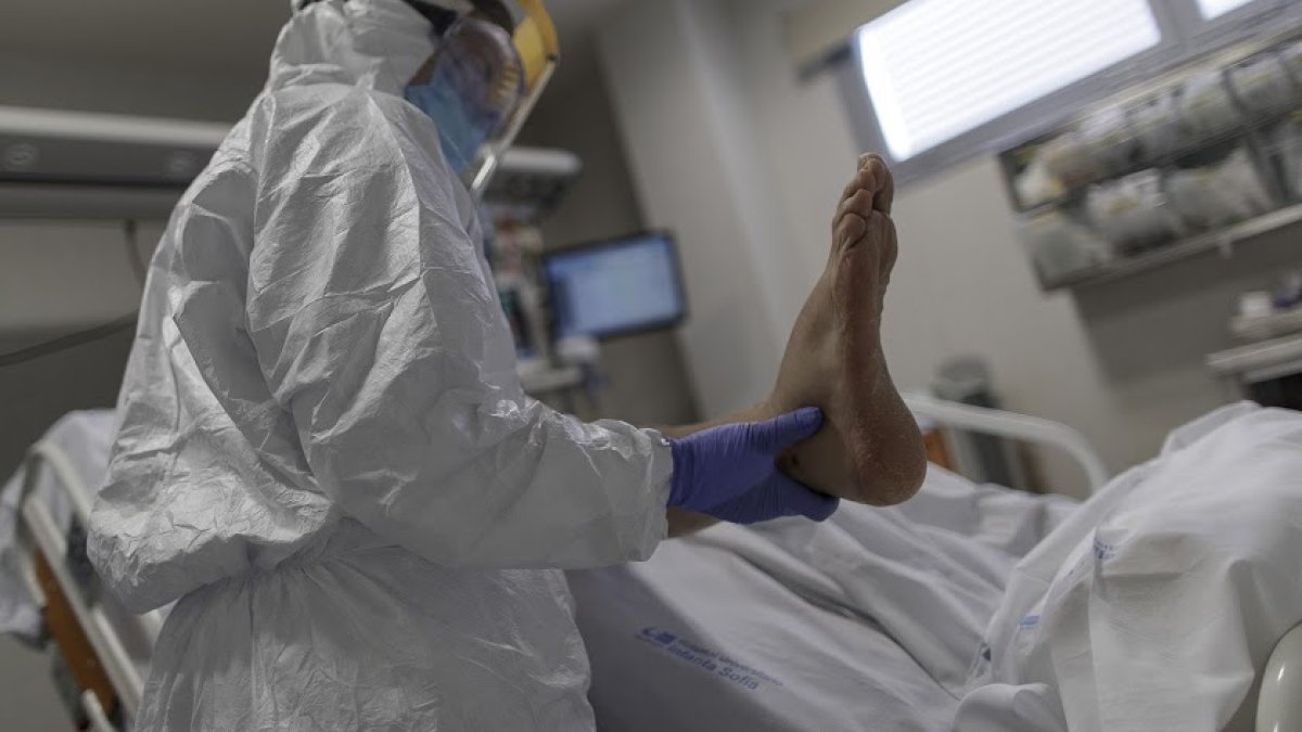 Un paciente en la UCI del Hospital Santa Sofía de San Sebastián de los Reyes.
