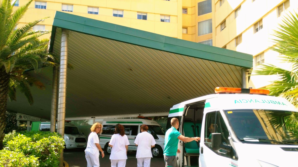 Profesionales sanitarios a las puertas del Hospital Torrecárdenas.