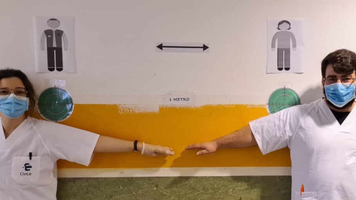 Empleados de Clece manteniendo la distancia de seguridad.