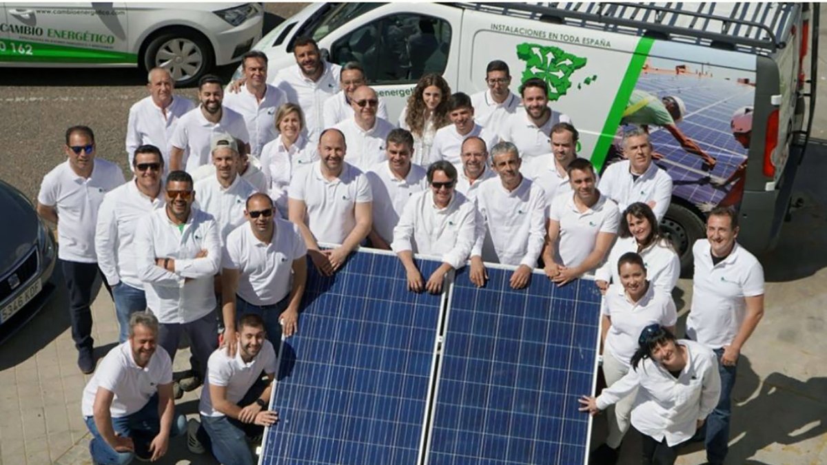 El equipo de Cambio energético en un fotografía de grupo.