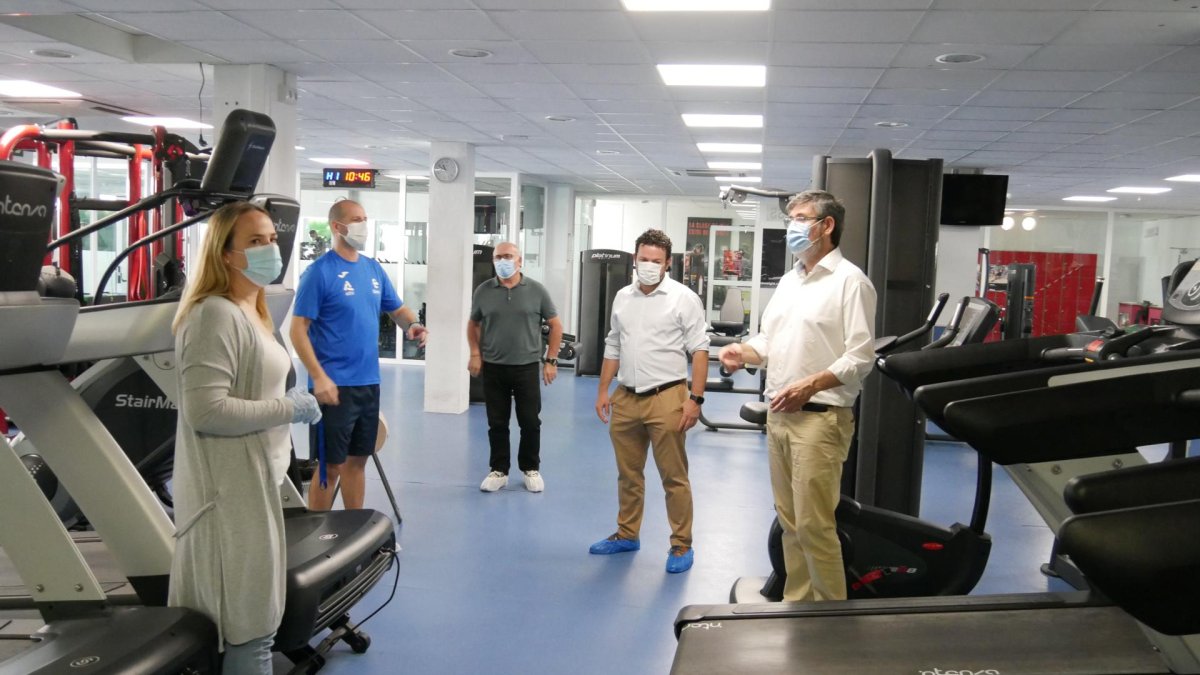 Visita a la piscina cubierta de Adra.