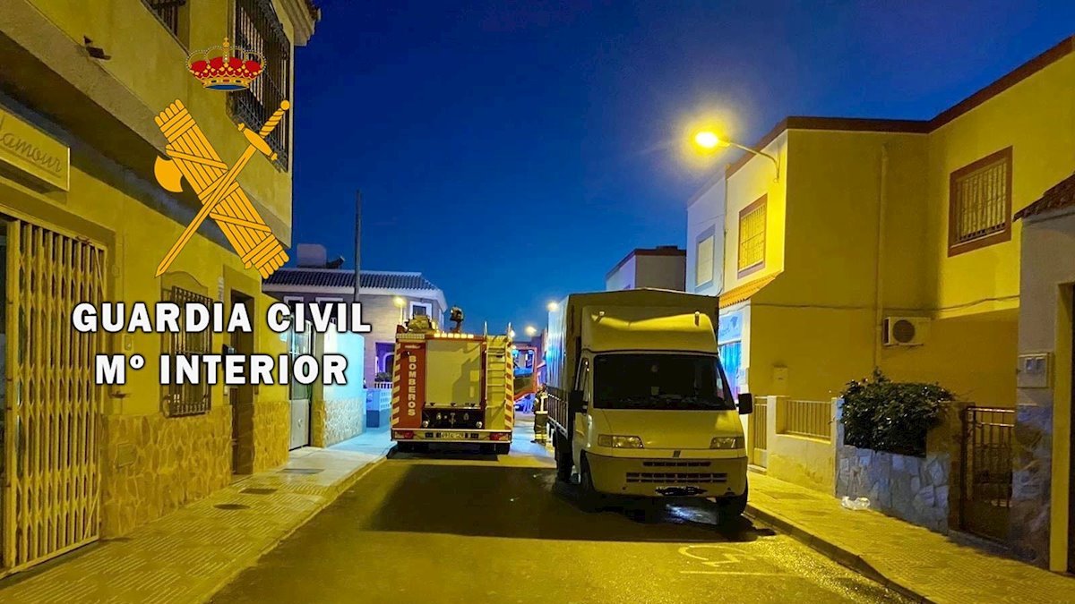 La Guardia Civil rescata a una mujer atrapada en el incendio de su vivienda en La Mojonera.