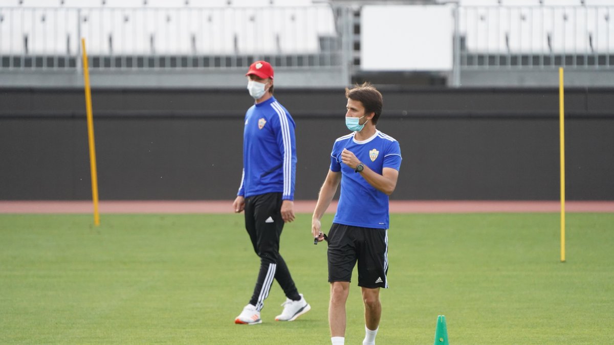Javi Agenjo junto al míster José María Gutiérrez, \'Guti\'.