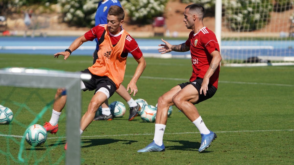 Iván Balliu disputando un balón con José Carlos Lazo en el Anexo.