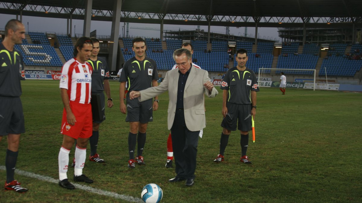 Manolo Escobar hizo el saque de honor en el Almería-Athletic.