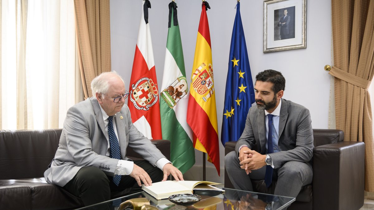 Emilio Gómez-Lama con el alcalde de Almería.
