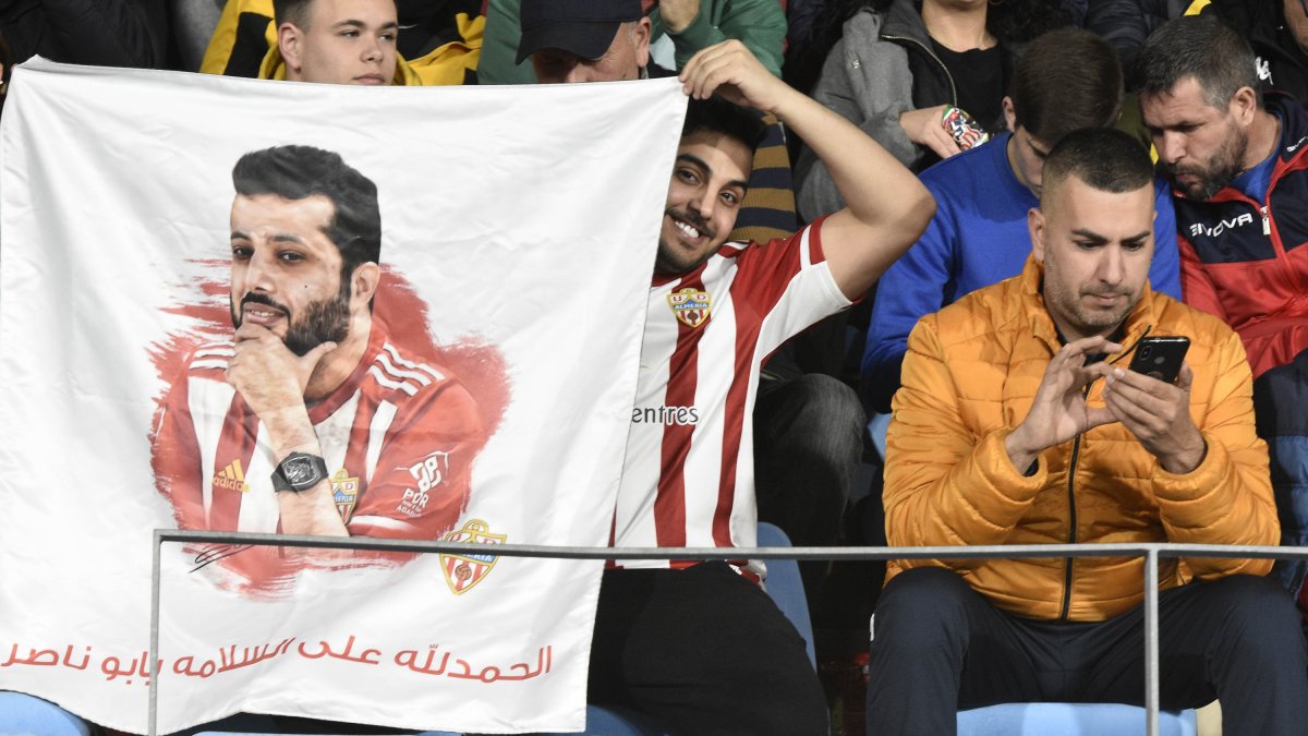 Un aficionados con la pancarta del presidente Turki Al-Sheikh.