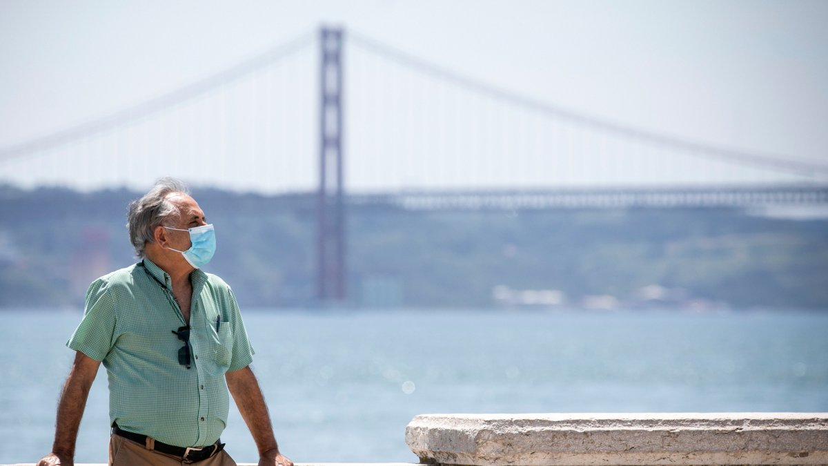 Un hombre con mascarilla en Lisboa.