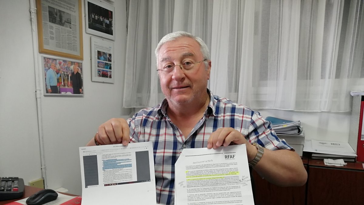 Antonio Ramón con la Circular nº25 de la RFAF y el Artículo 117 del Reglamento.