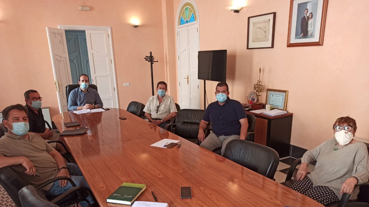 Reunión entre Ayuntamiento y \'Muévete por Carboneras\'.