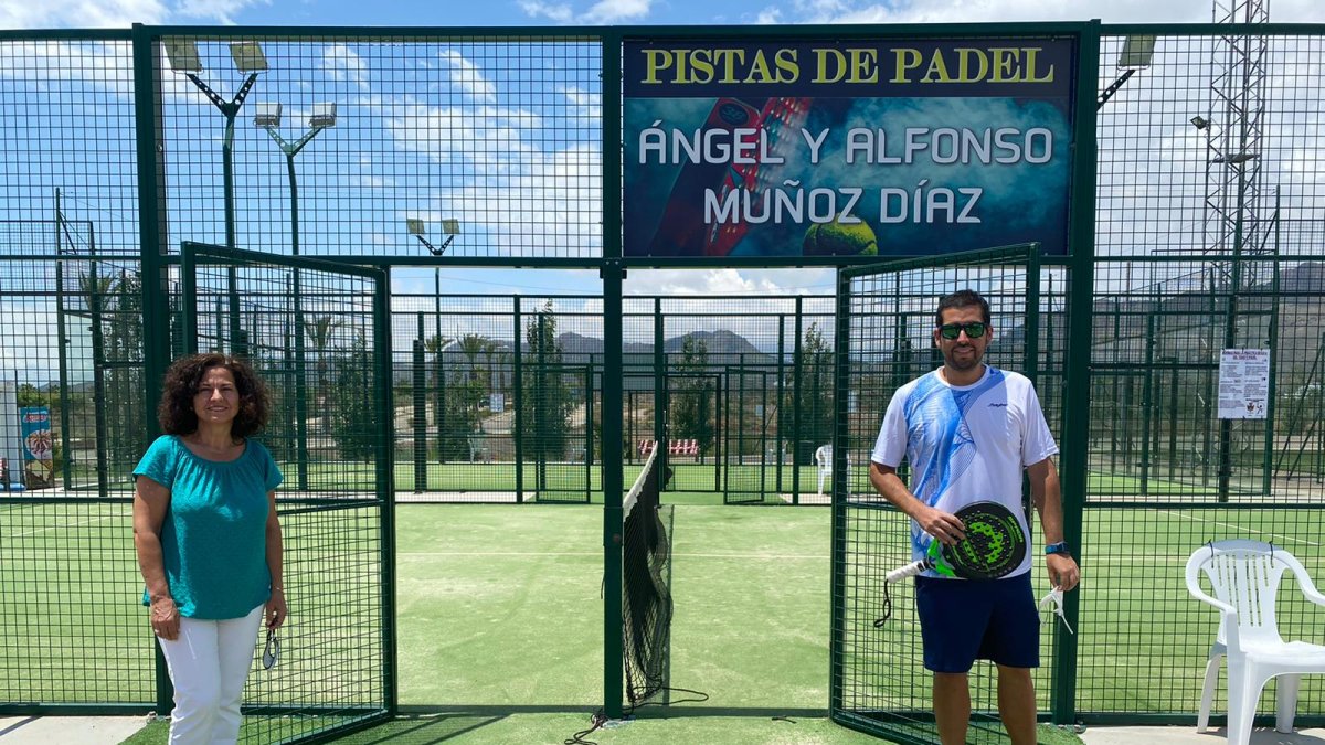 La concejala de Deportes de Pulpí visitando las instalaciones de pádel.