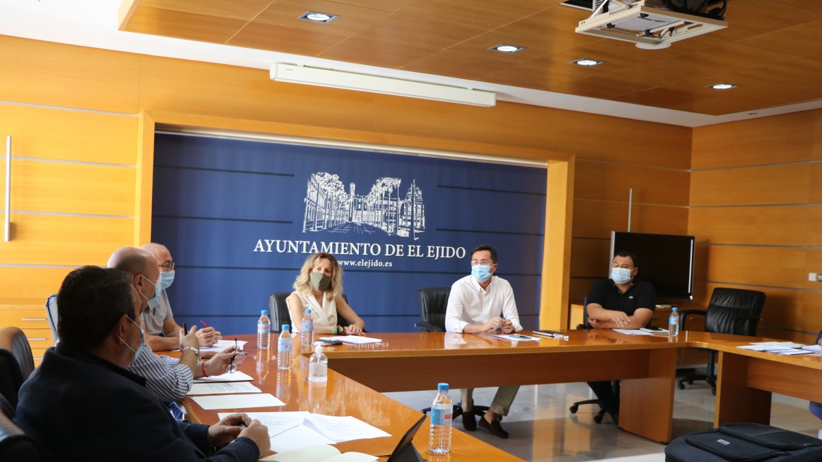 El alcalde, Francisco Góngora, el edil de Agricultura, Francisco Pérez, y Monserrat Cervantes de Comercio, han recibido a los sanitarios.