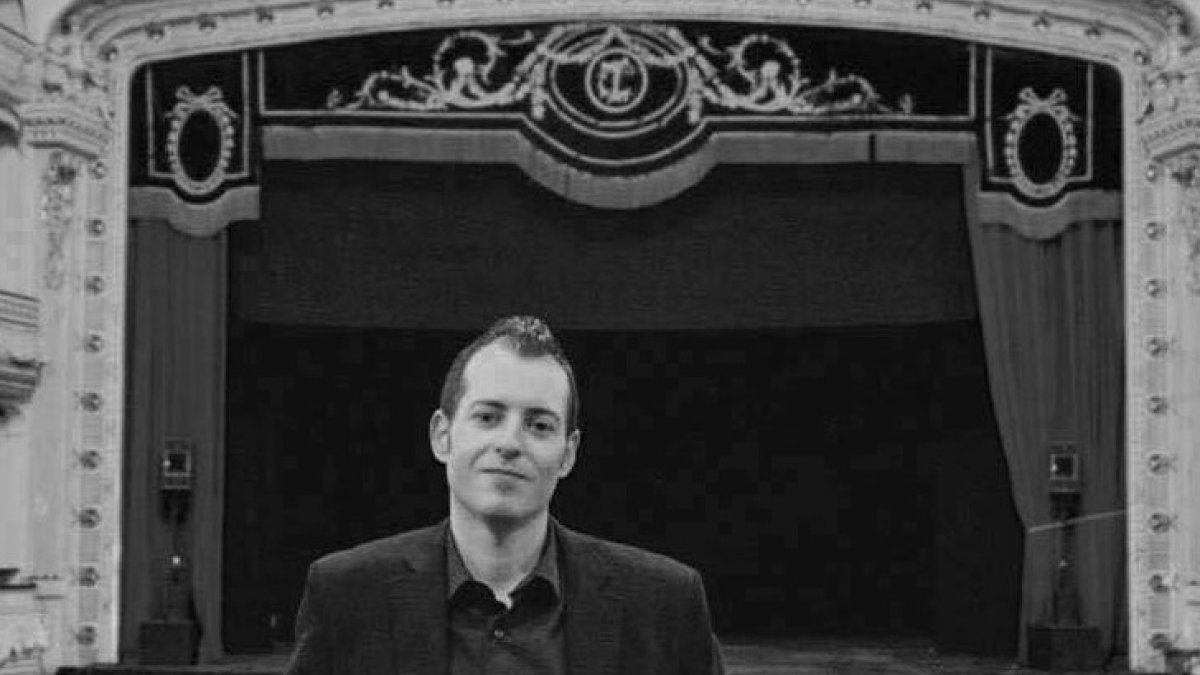 Curro Verdegay en el patio de butacas del Teatro Cervantes de Almería.