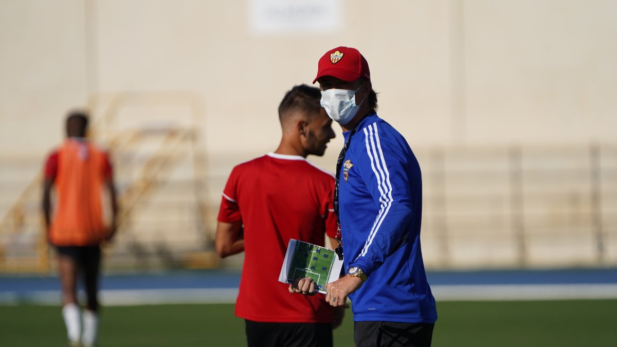 El míster atento a los jugadores en el entrenamiento.