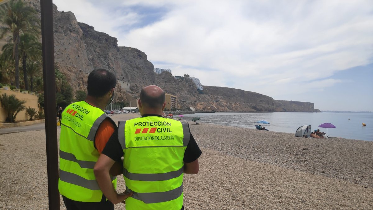 Efectivos de Protección Civil de Diputación en la playa de El Palmer.