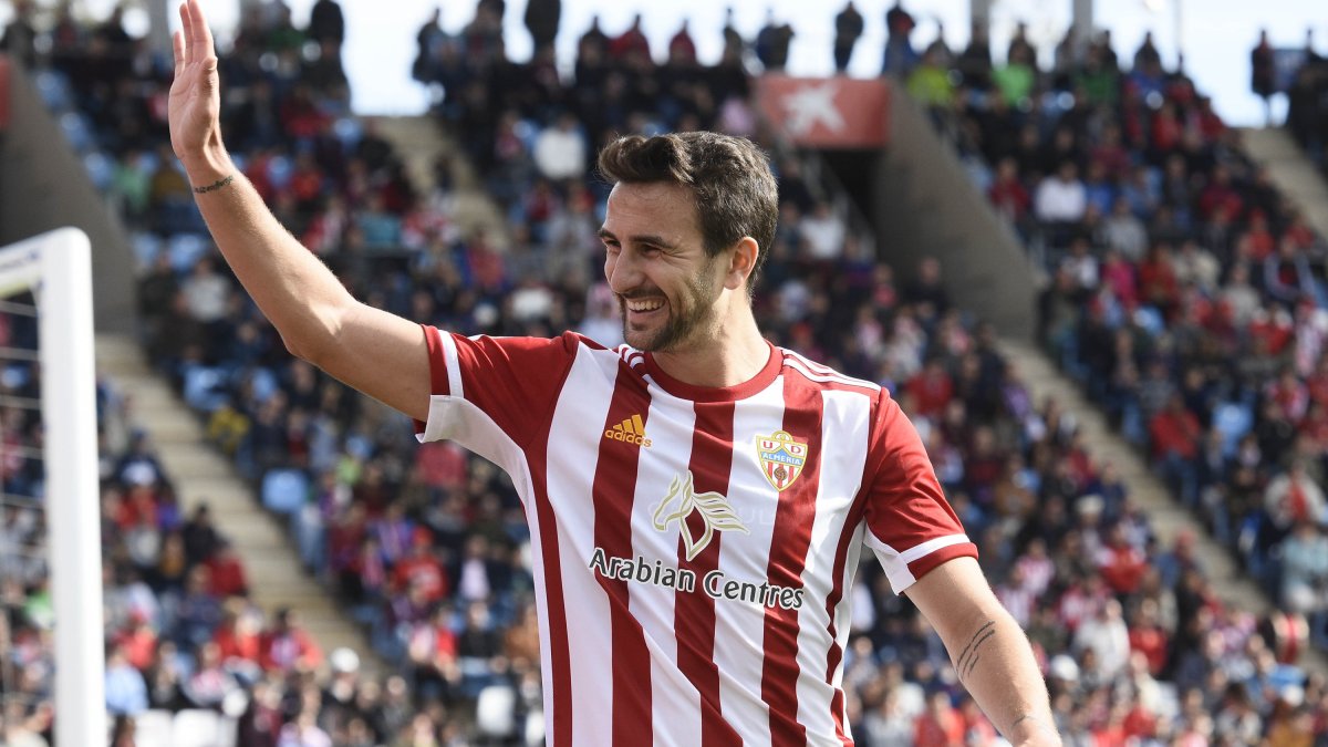 Juan Muñoz saludando a la afición en el Mediterráneo.