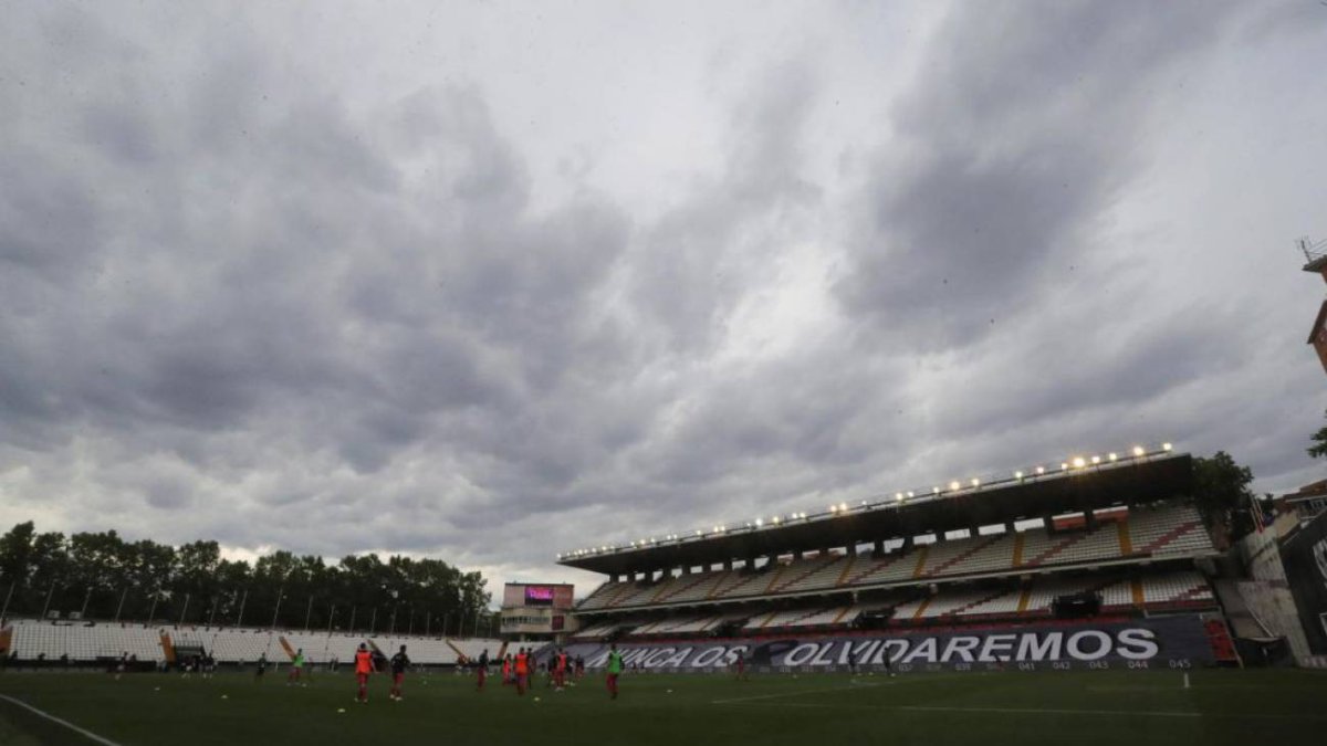 El Estadio de Vallecas con la pancarta por las víctimas.