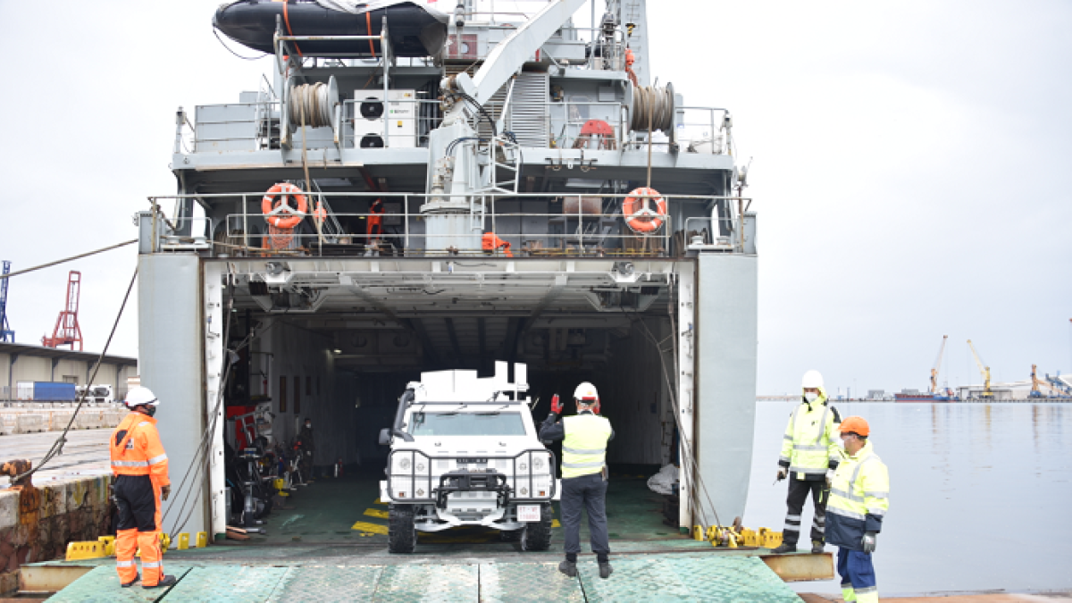 El buque Martín Pesadillo con un vehículo adscrito a Naciones Unidas