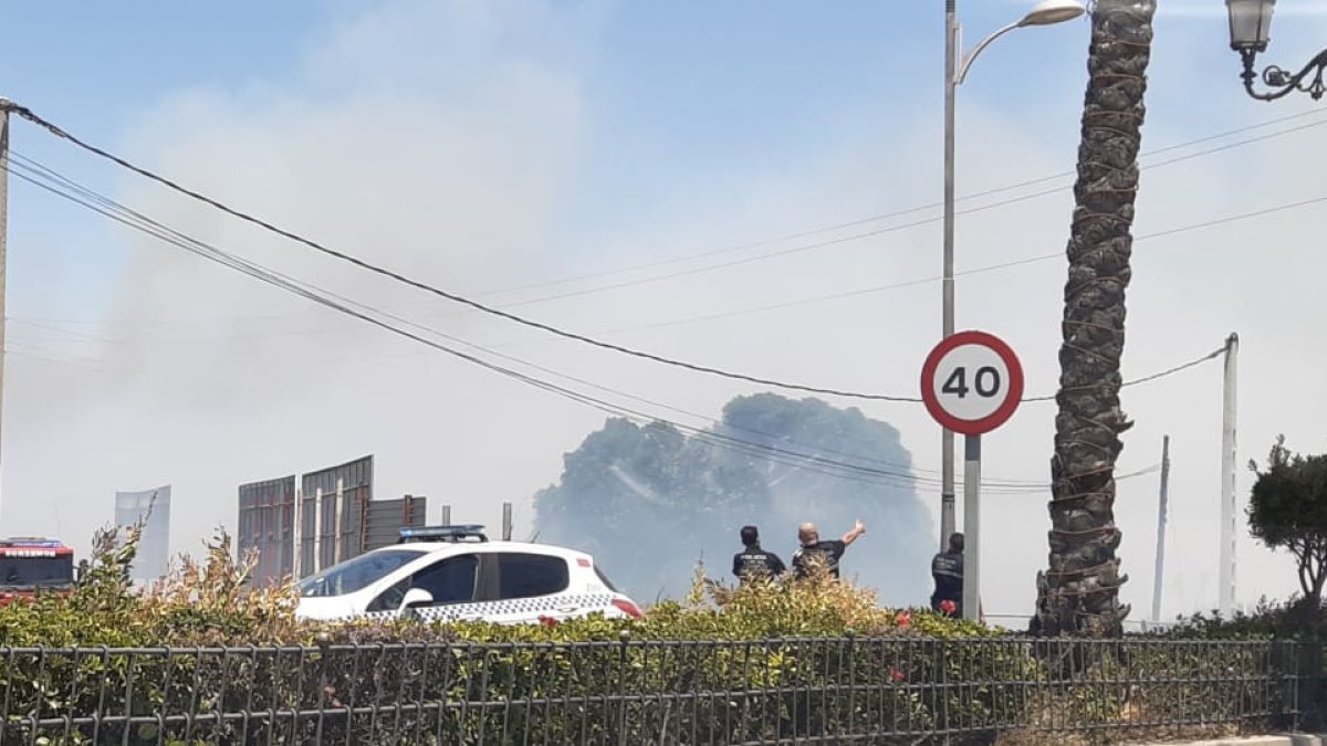 El incendio ha provocado una densa nube de humo.