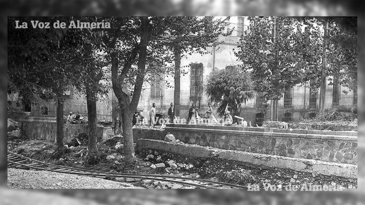 La riada de 1891 sirvió para que todo el país tomara conciencia del atraso de Almería. En la fotografía, la antigua rambla tras la inundación.