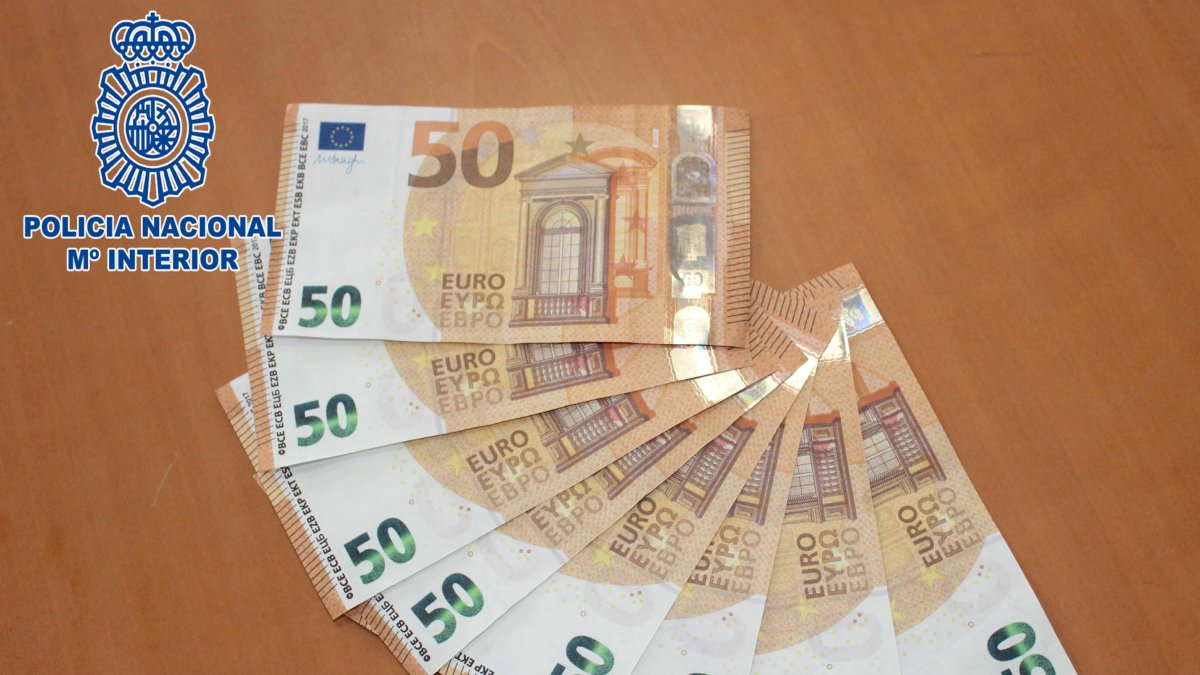 La organización ingresaba billetes falsos en los cajeros para desviarlos a sus cuentas.
