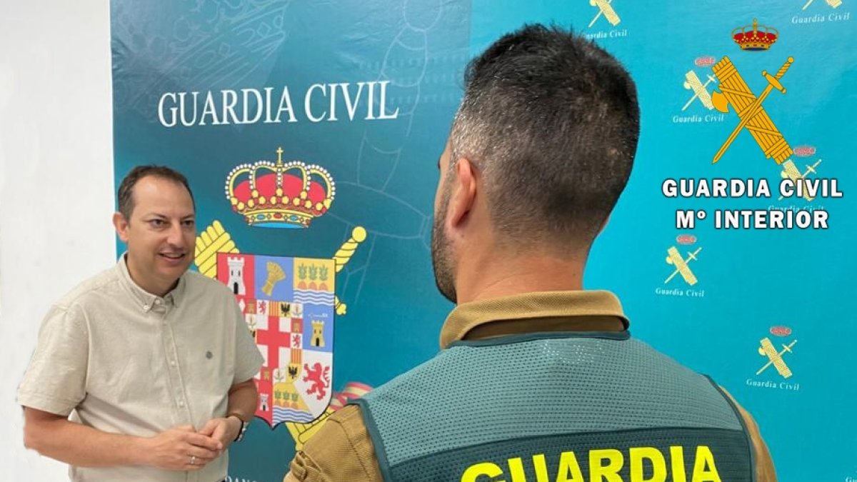 El agente auxilió a la mujer tras fracturarse el brazo en la caída.