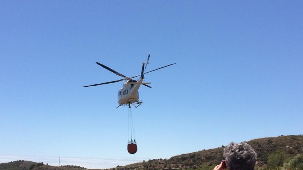Los helicópteros cargan agua en la zona.
