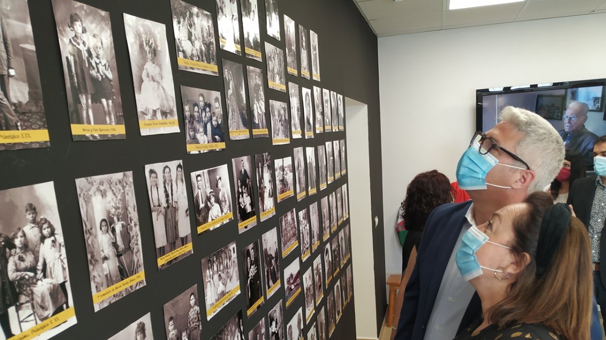 El alcalde, Ismael Torres, observa los paneles de fotografías históricas del municipio en el Centro Etnográfico