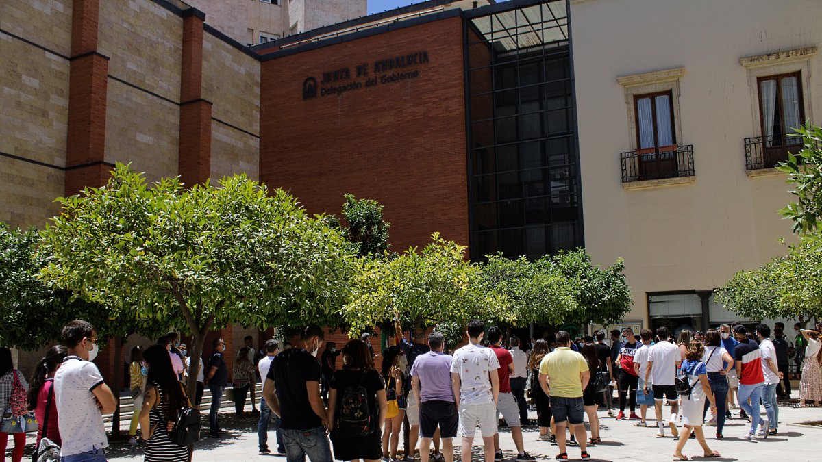 Colas ayer en la sede de la Junta en Almería.