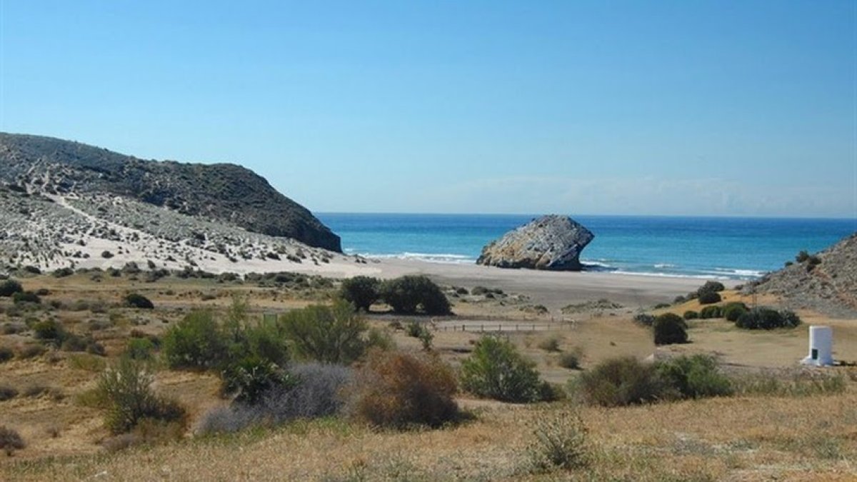 Playa de Mónsul, en el Parque Natural Cabo de Gata- Níjar. Playa de Mónsul, en el Parque Natural Cabo de Gata- Níjar.