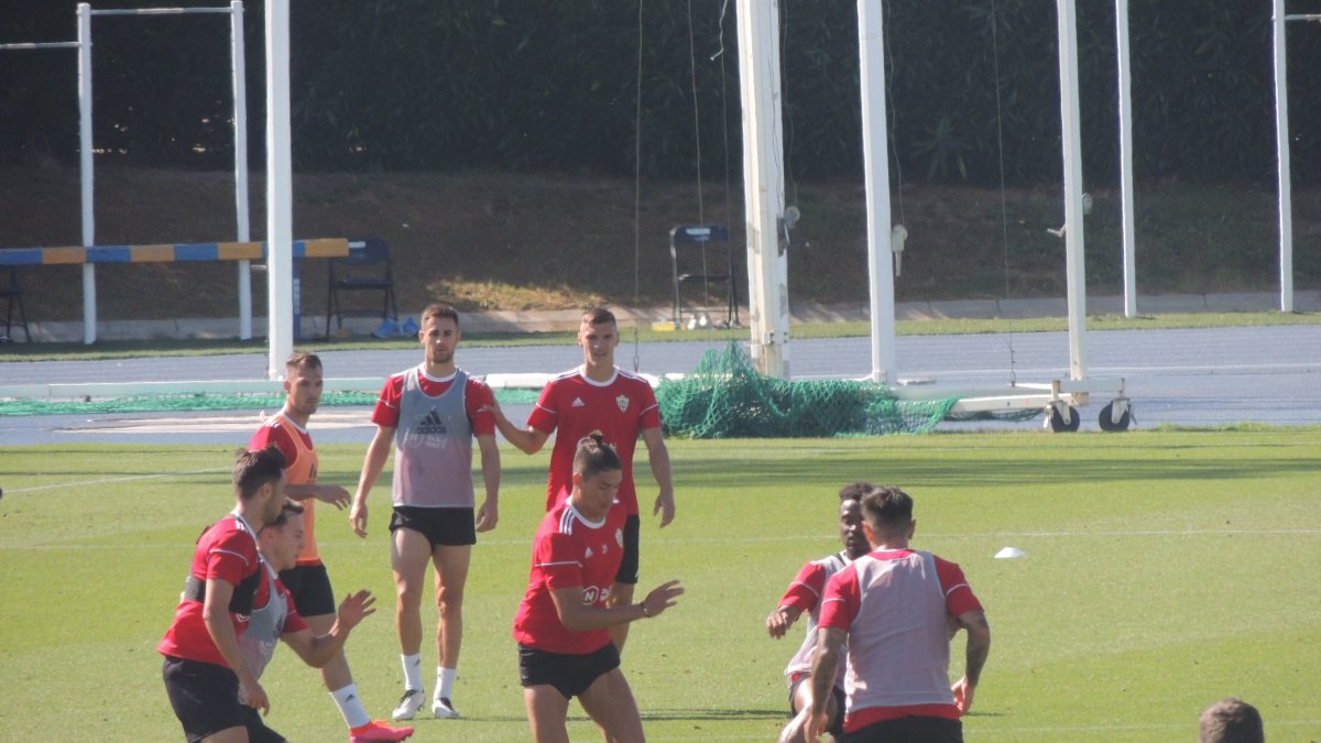 Darwin Núñez con el balon controlado.